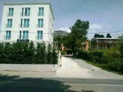 IZDAJEM APARTMAN OD 120. KVADRATA SA 4 SOBE 2 KUPATILA KUHINJA I VELIKI  BALKON SA POGLEDOM NA MORE