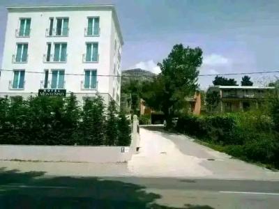 IZDAJEM    APARTMAN  OD  120 M2    4  SPAVACE  SOBE  2  KUPATILA     VELIKA  KUHINJA   I VELIKI  BAL